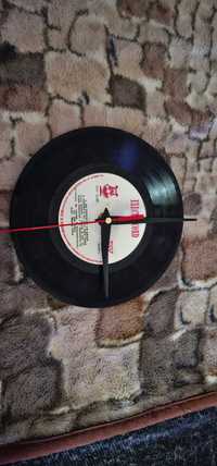 ceas de perete confectionat dintr un disc de vinilin vinyl