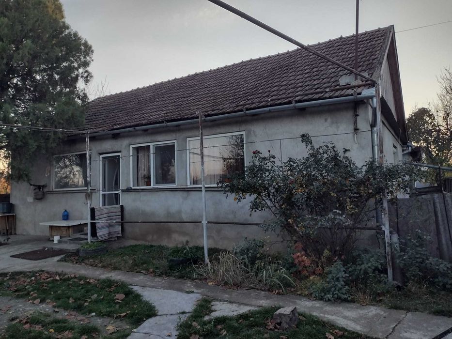 Casă de vânzare la țară – teren generos, locație liniștită