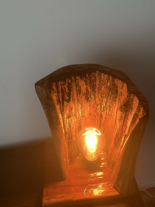Lampa devorativa handemade din trunchi de lemn in stil rustic