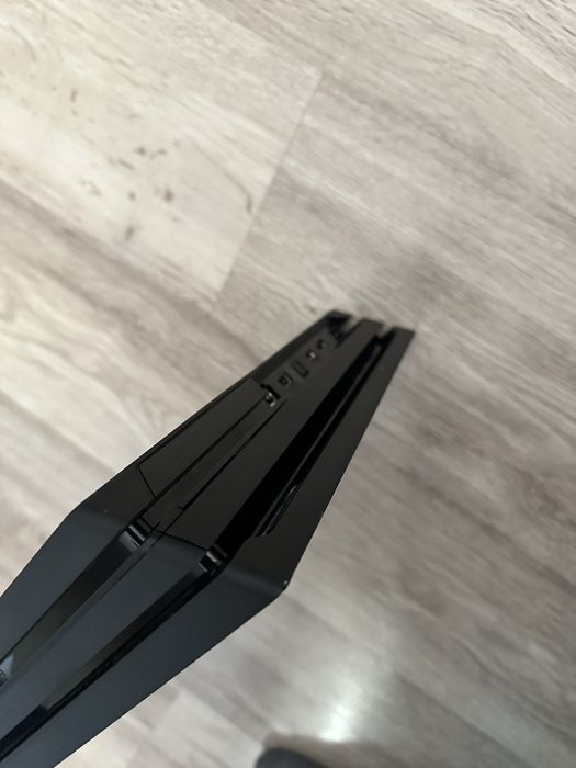 PS4 Pro 1 Tb + 2 controllere si 2 jocuri
