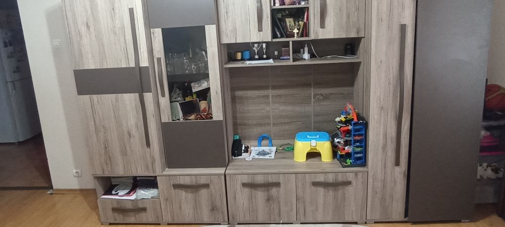 Vând mobilă de sufragerie in stare foarte bună, 2 spatii de depozitare