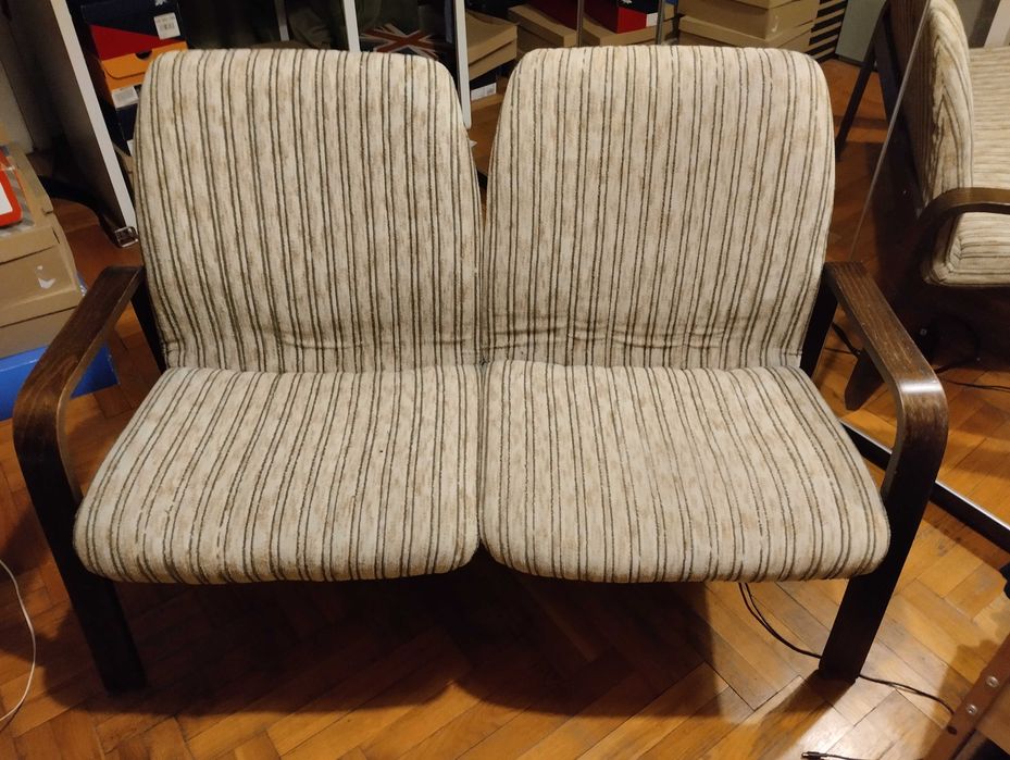 Само лично взимане от място!Канапе двуместно, размер 115/53 см.