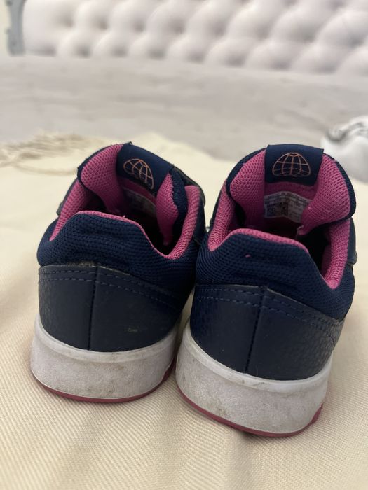 Обувки Adidas за момиче, размер 23.