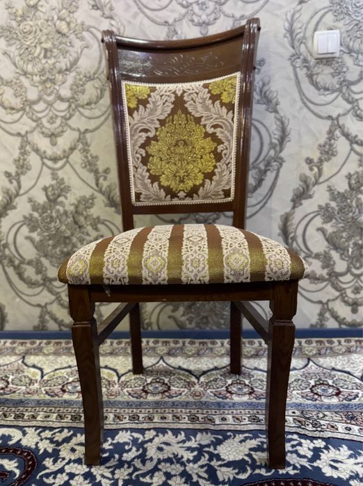 Деревянные стулья с мягким сиденьем в хорошем состоянии