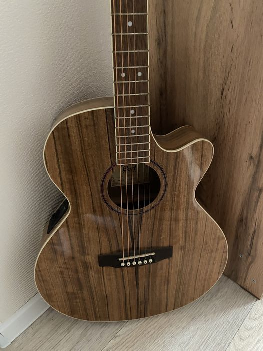 продам электроакустическую гитару Cort