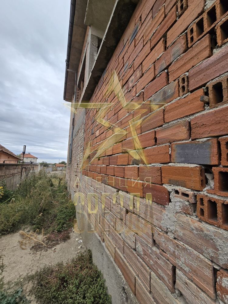 Продава се двуетажна масивна къща в село Маноле