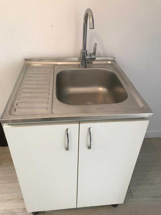 Кухонная мойка со смесителем и тумбой
