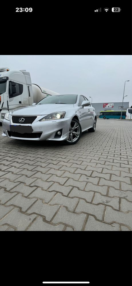 Lexus is facelift impecabil