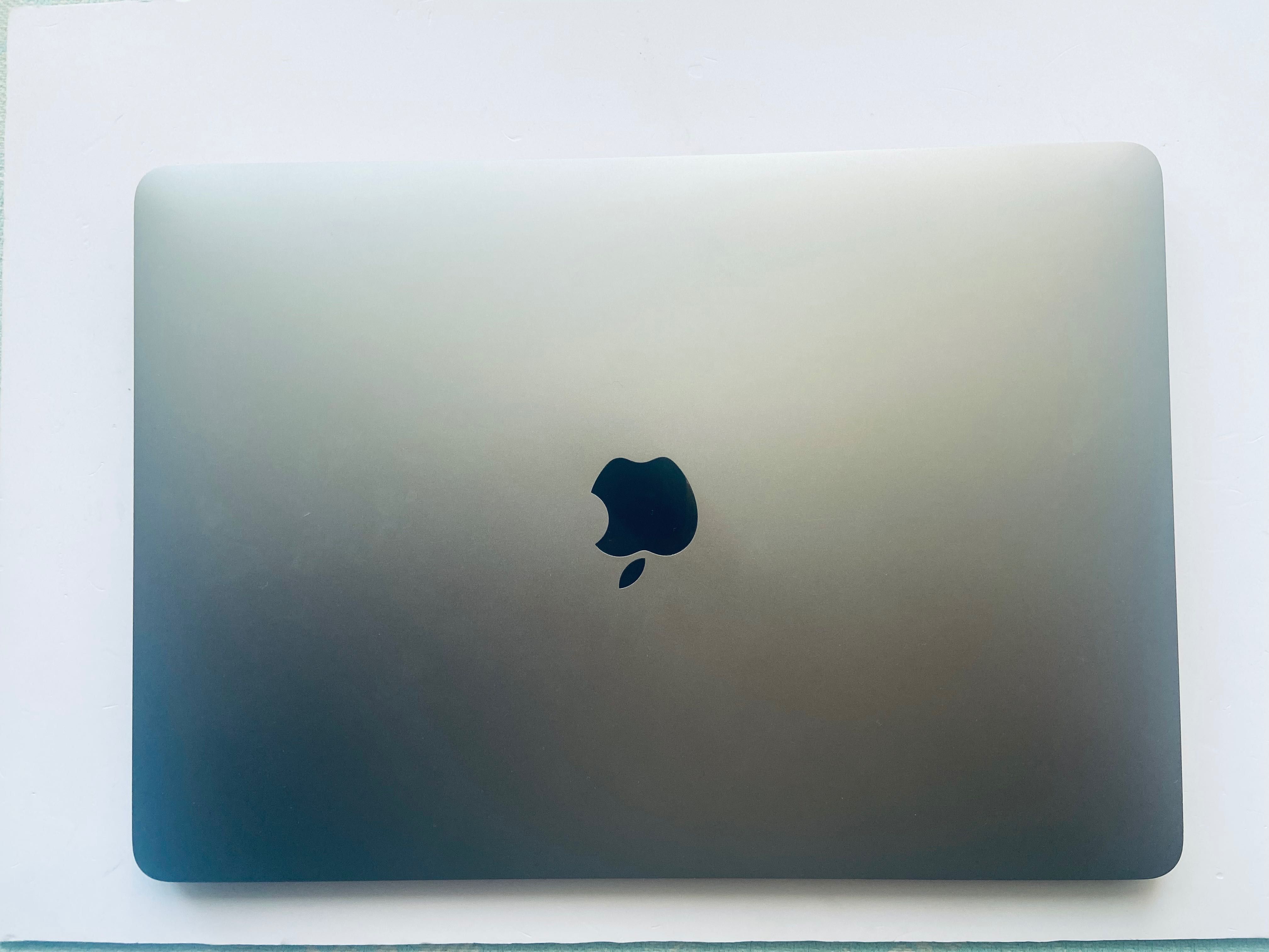 MacBook Air 13, серого цвета, 2021, в отл состоянии