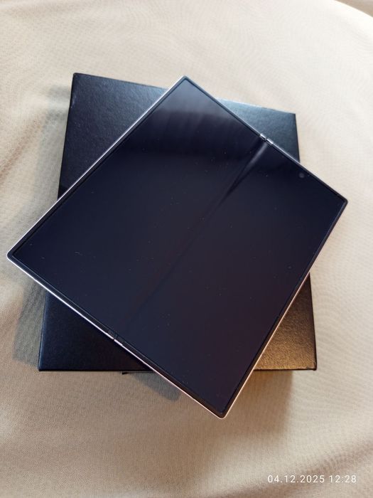 Продавам Samsung Z Fold 6