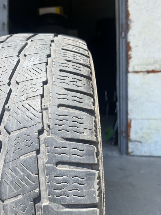 2 бр. гуми за бус 235/65/16C Michelin DOT 3818/2217 5 mm