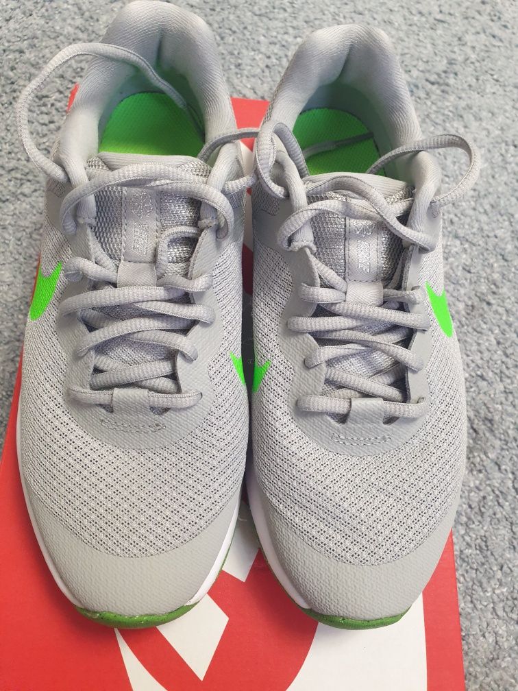 Pantofi usori pentru alergare Nike Revolution marime 37.5