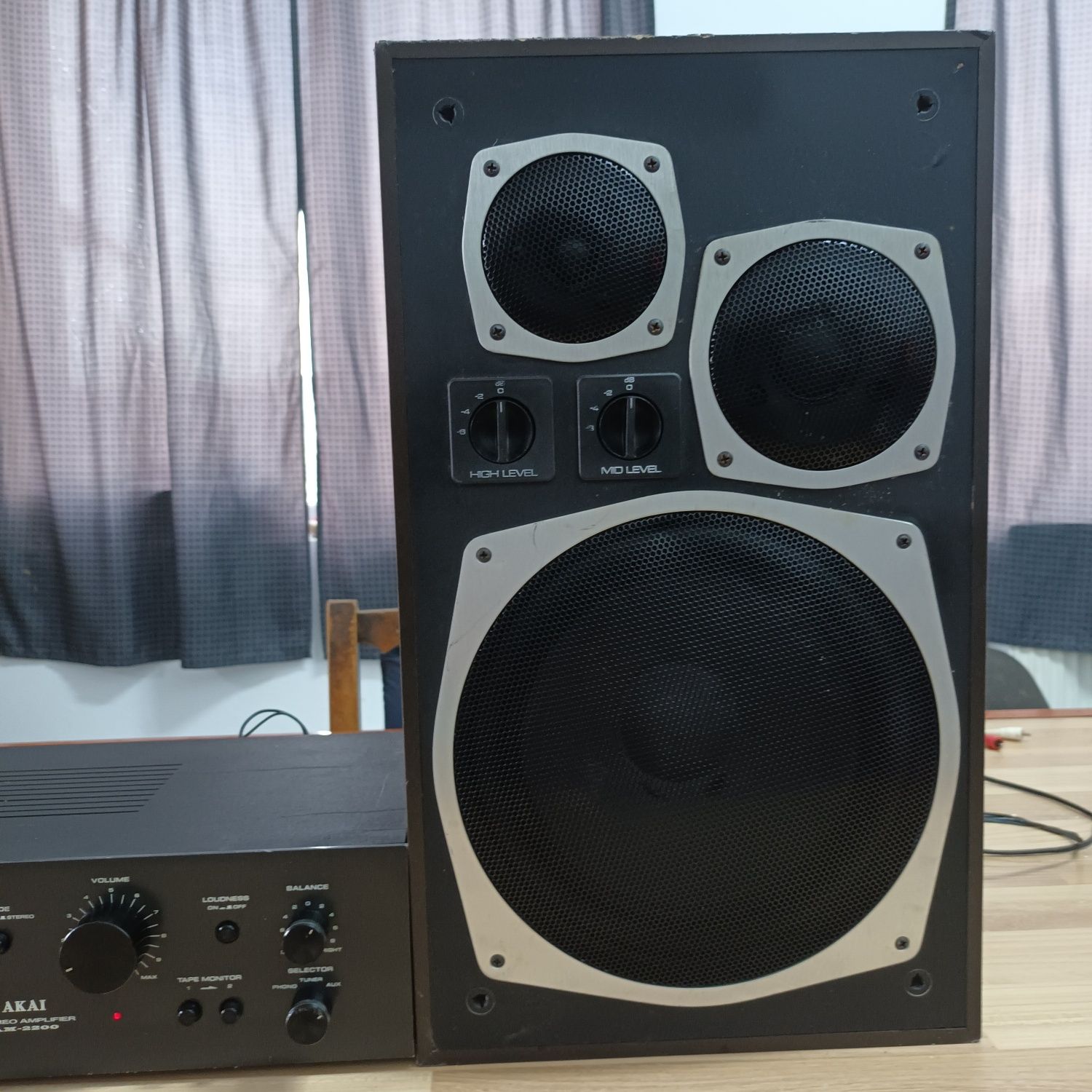 Boxe Universum și amplificator Akai