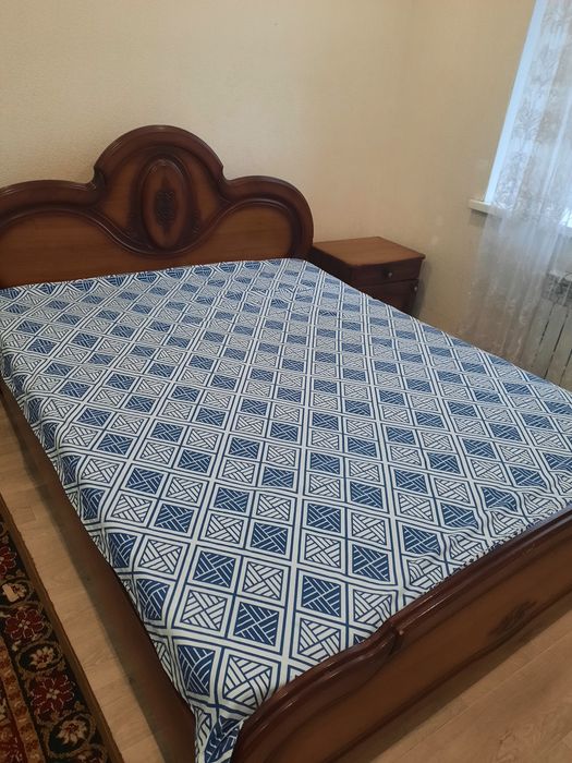 Двуспальная кровать с двумя тумбочками