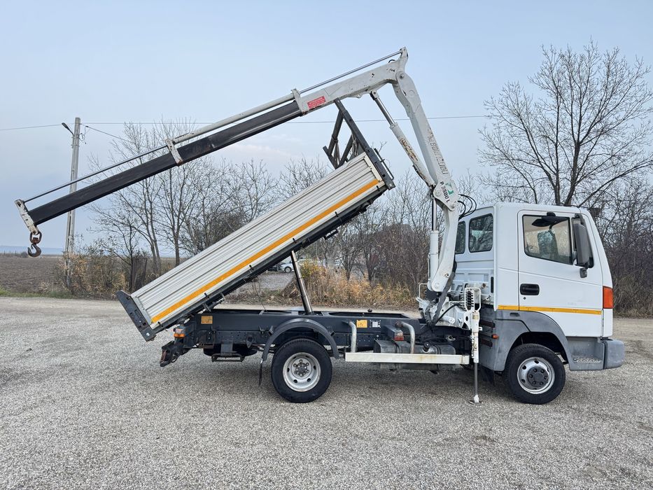 Nissan Atleon basculabil pe cutie cu macara de 1700 kg .