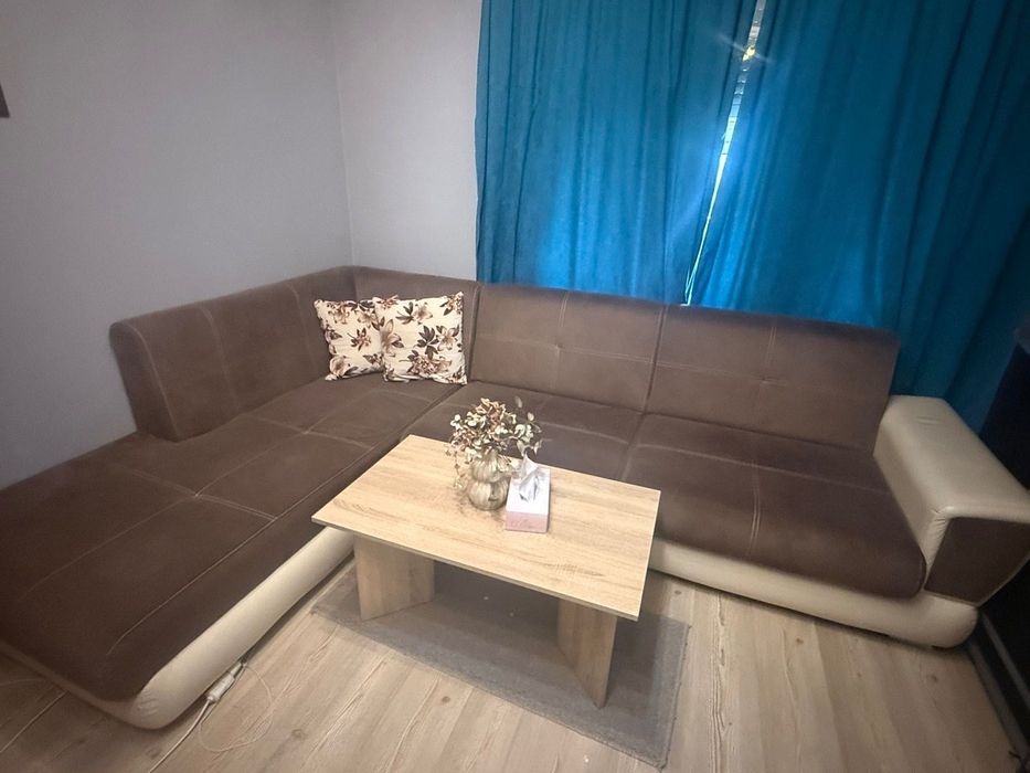 Разтегателен диван с масичка