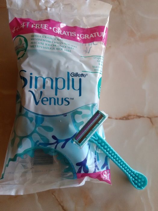 Продавам дамска самобръсначка Gillette Simpli venus с две ножчета