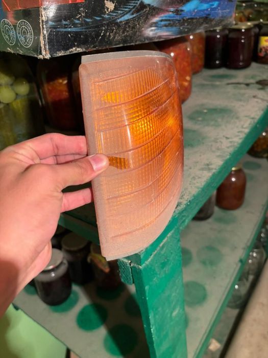 Поворотник левый, правый Мерседес 124