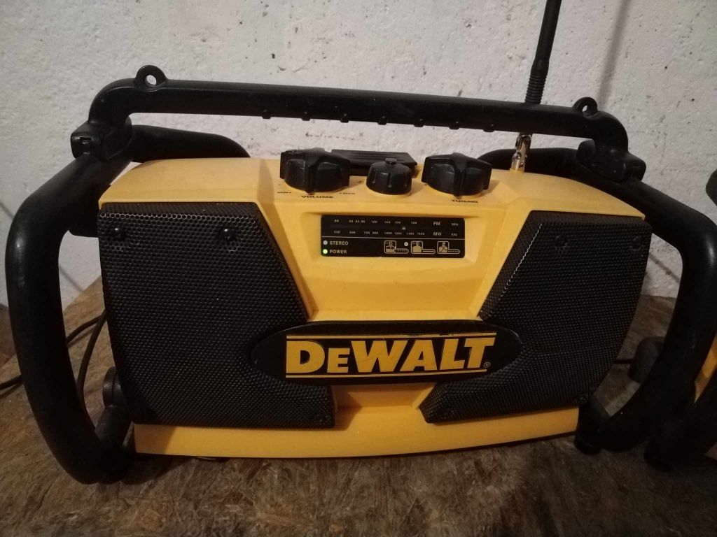 Строително радио DEWALT 18V 2.8A
Model: DW 911 захванаане на 220V и с