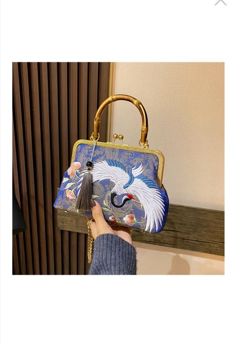 Дамска чанта с бродерия и дръжка от бамбук