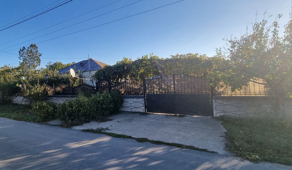 Casa din caramida, cu 4 camere, mobilata si utilata localitatea Romanu