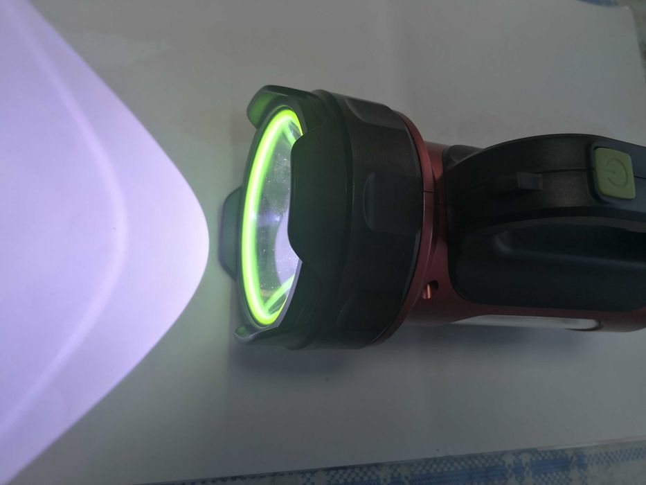 Lanterna reflector de 10 W cu panou solar