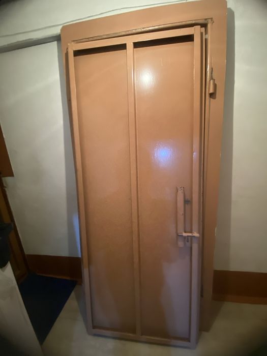 Продам металлическую дверь