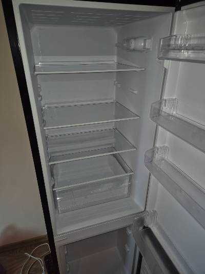 Хладилник Heinner ,черен на цвят