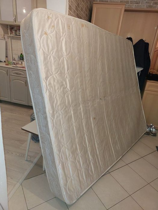 Отдам матрас в нормальном состоянии
