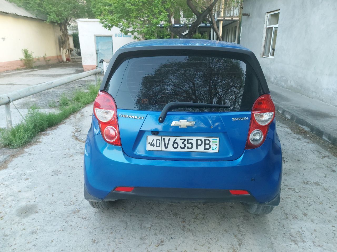 Automobil spark yili 2014 4ta joyida pyatnosi bor qogan joyi toza.