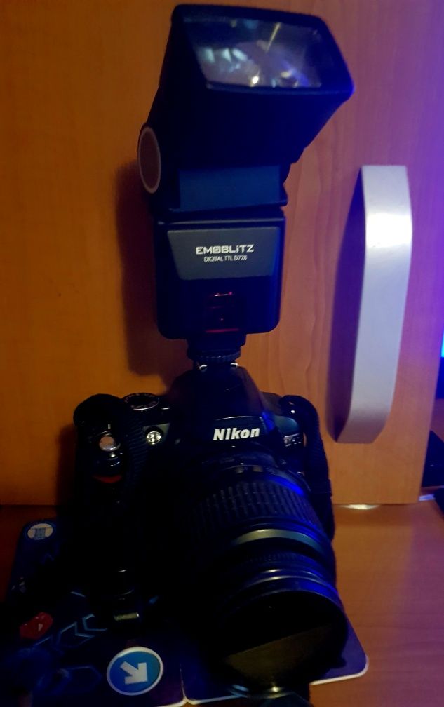 Nikon D60 DSLR cu Blitz și Grip