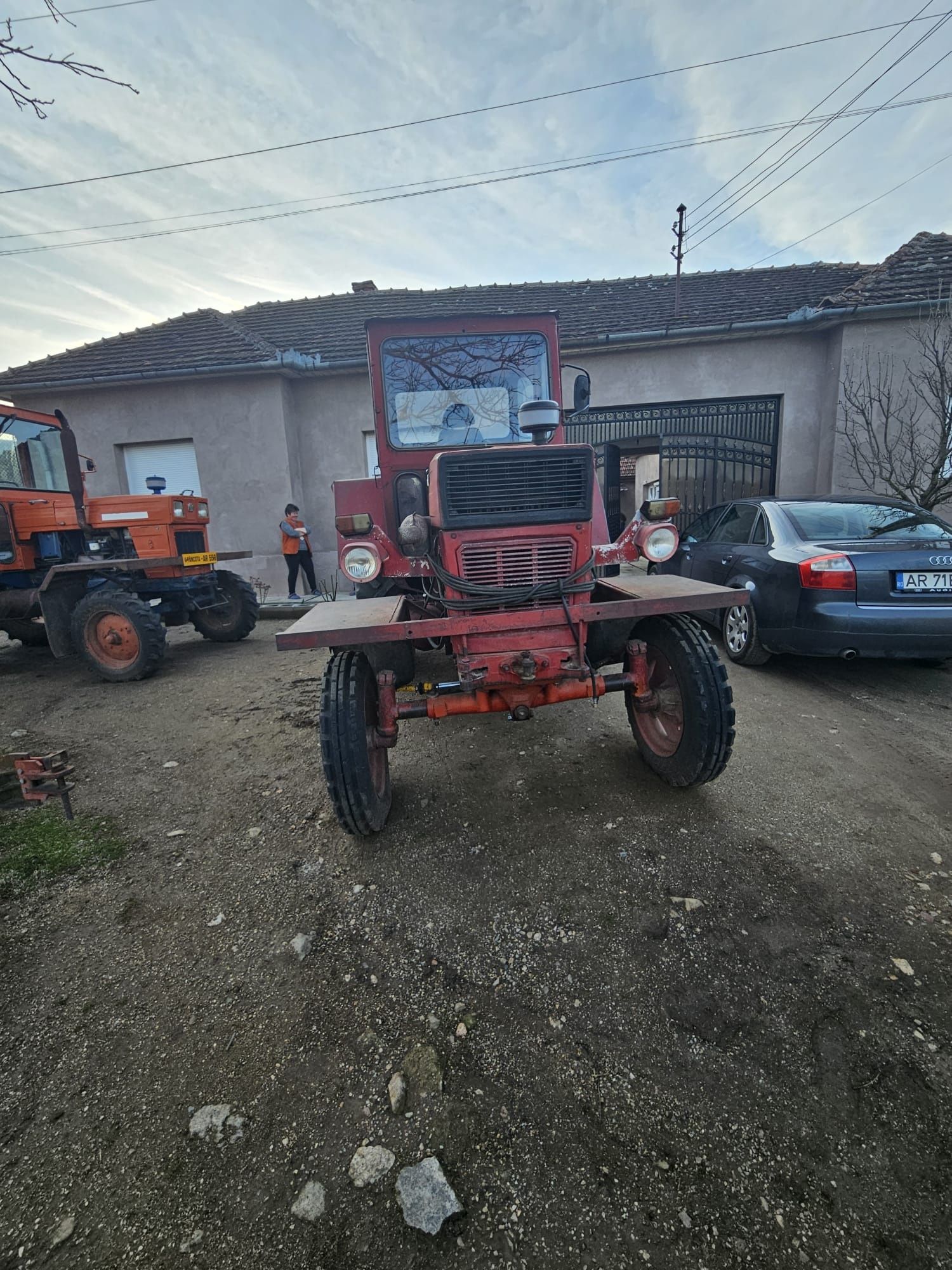 Vând tractor + plug