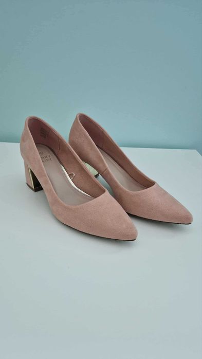 Обувки цвят праскова със златен кант