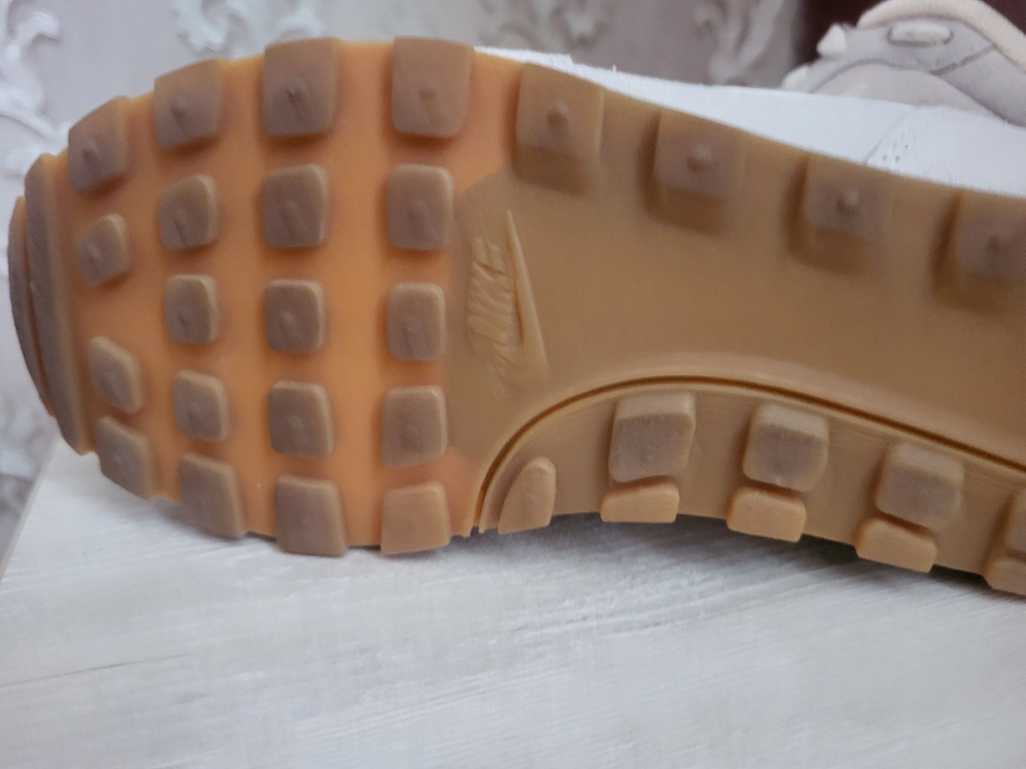 Новые Кросовки фирмы Nike оригинал светло бежевые