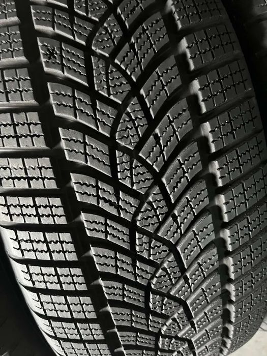 Мишелин PS4 245/40/19 и 275/35/19 , Goodyear Ultragrip 245/45/18DOT 21
