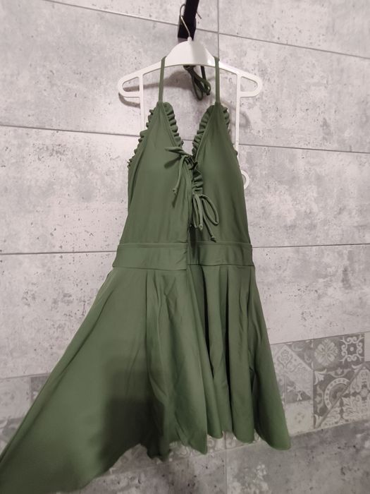 Costum de baie tip rochiță shekini – elegant, halter, V-neck, spate de