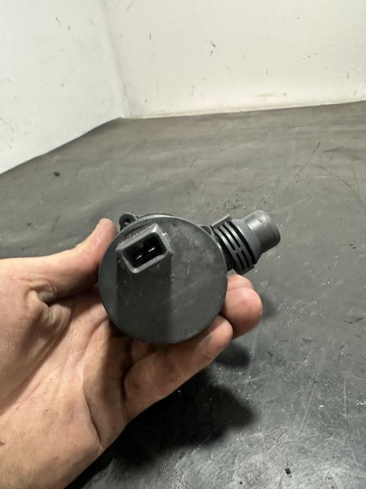 Pompa recirculare apa BMW X5 E53 auxiliara 6907811