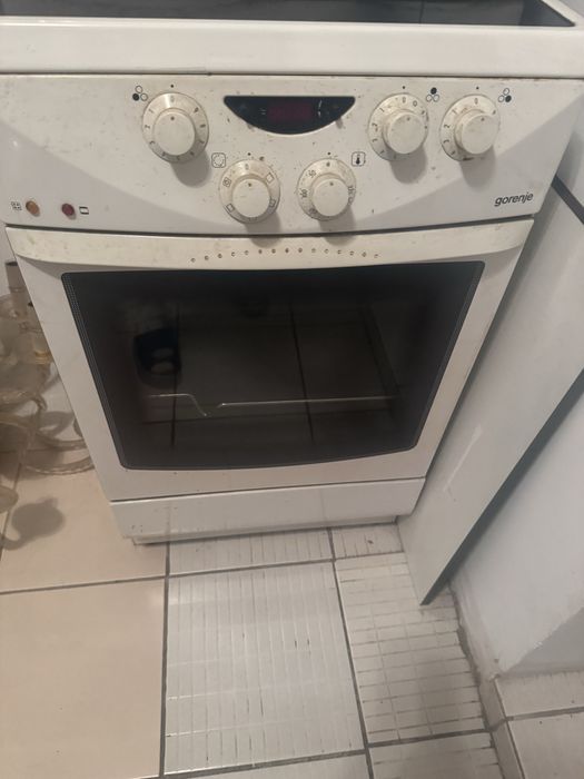 Электрическая газовая плита 50*60 , в отличном состоянии