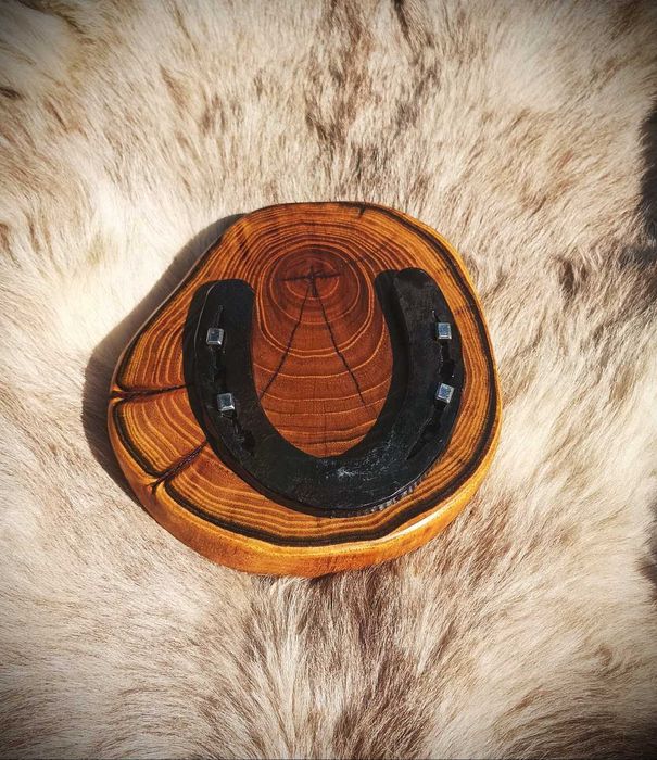 Potcoava norocoasa montata pe suport de salcam