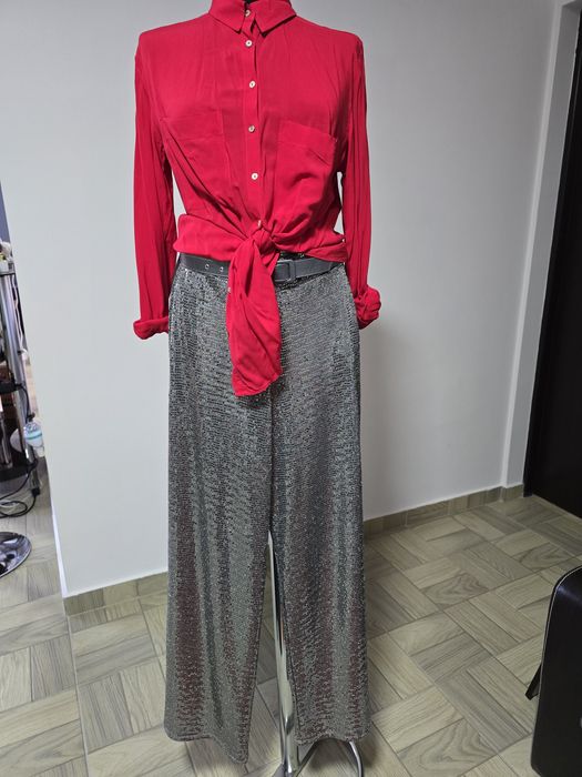 Pantaloni argintii cu paiete, pentru ocazii speciale;