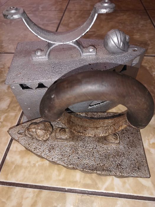 Vând fier calcat model vechi!