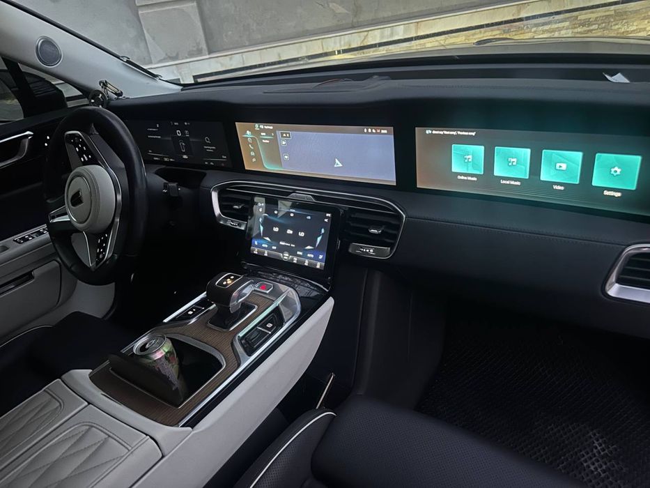 HongQi elektromobil 2022 yil 93000 yurgan