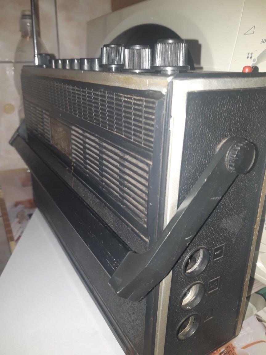 se vinde aparat de radio Gloria 4
