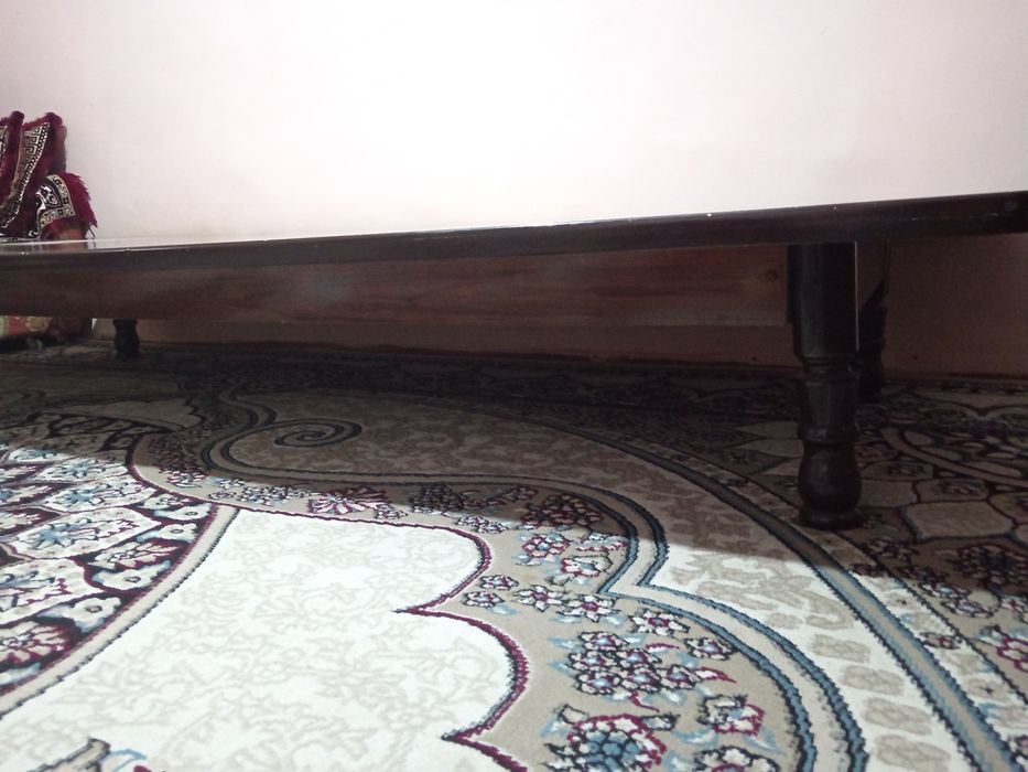 12 kishilik stol 4 ta oyoqlari ajratiladi xontaxta bo'ladi