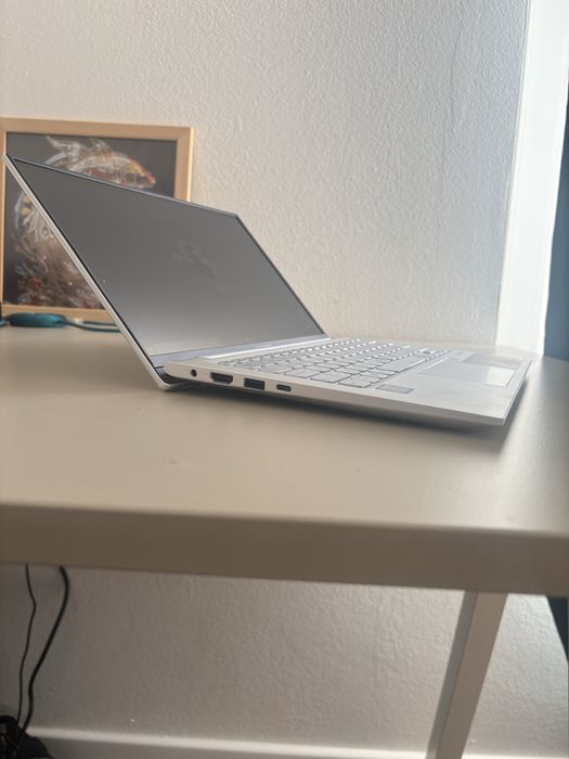 Asus VivoBook S13.. procesor i5-8th gen.. display 13,3” Oled..