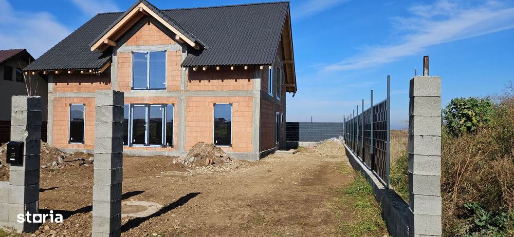 Vand sau schimb casa la rosu intabulata cu utilitati