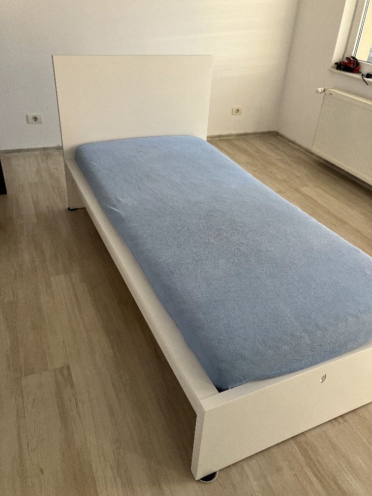 Pat cadru inalt, somiera, saltea, 2 cutii depozitare ikea 90×200
