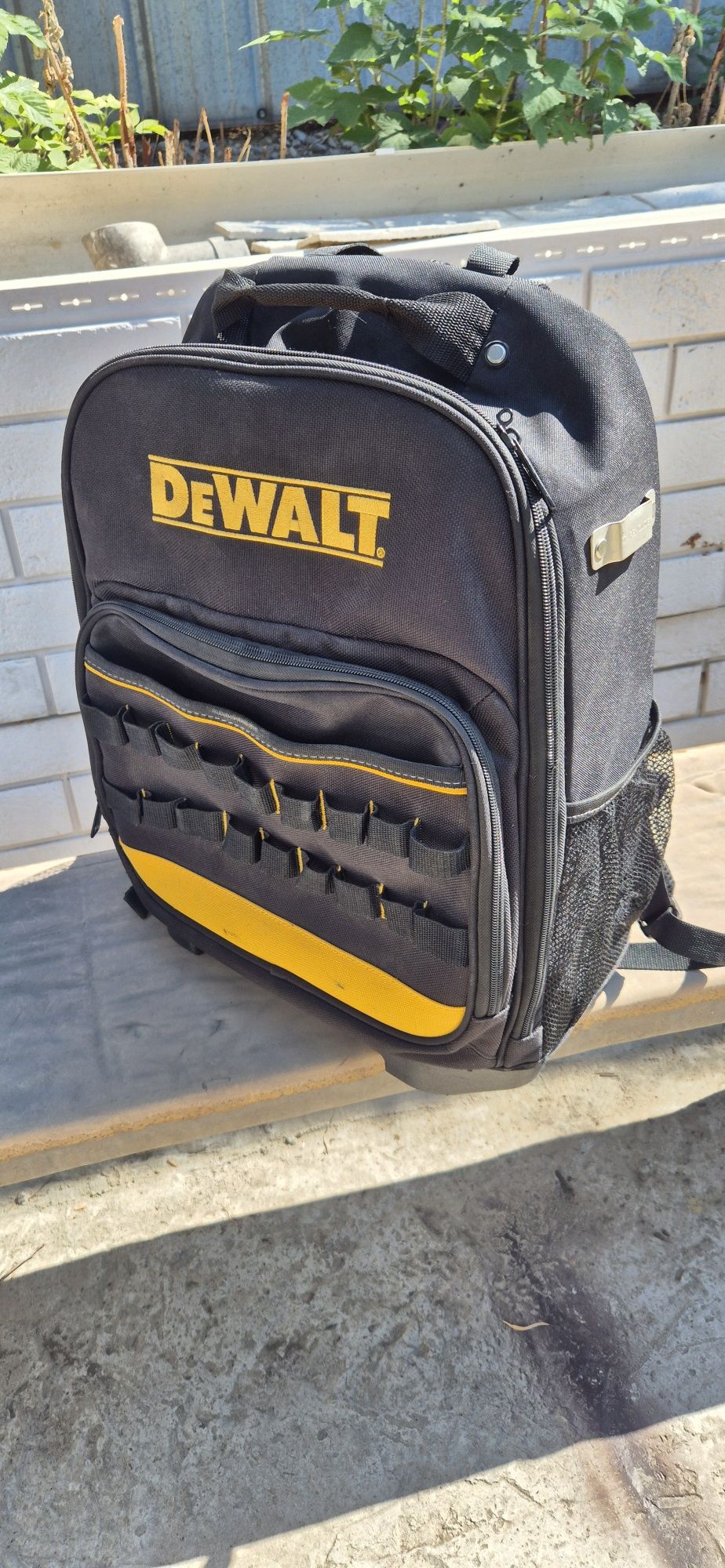 Рюкзак и сумка фирмы Dewalt ( Девольт, Девальт)