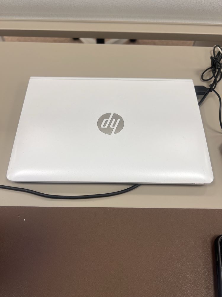 Продавам лаптоп HP10”