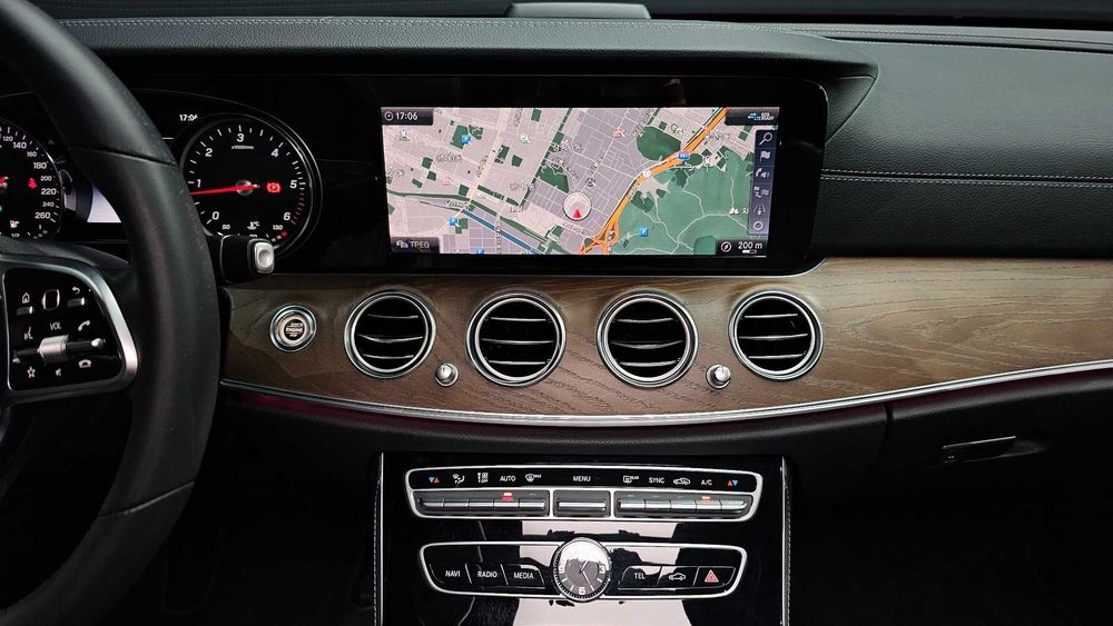 Benz (Mercedes-Benz) E-Class E220d 4MATIC Exclusive   13